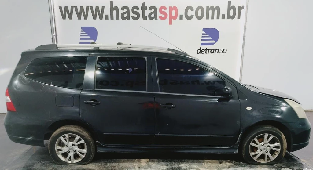 Nissan Grand Livina 18SL 2013 2014 1.8 Automático em Casa Branca - São Paulo