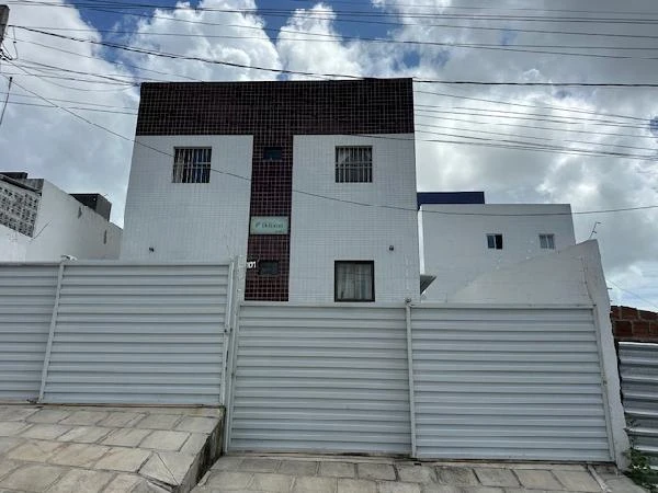 Apartamento de dois andares com garagem em rua residencial
