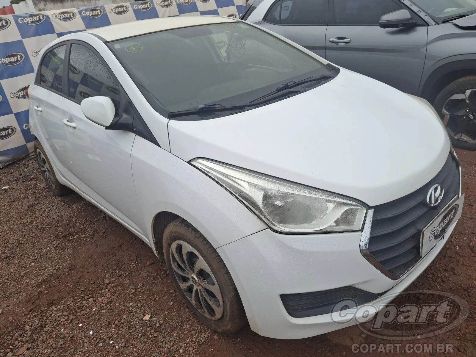 Hyundai HB20 Comfort 2017 1.0 CVVT com Dano traseiro em Cuiabá - Mato Grosso
