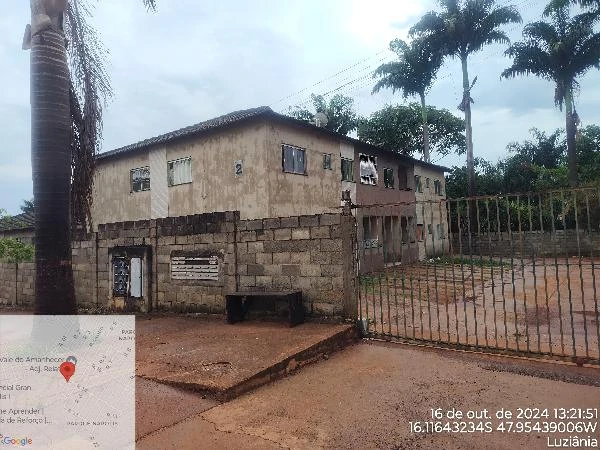 Apartamento em condomínio com área privativa de 51,99m² e portas externas visíveis