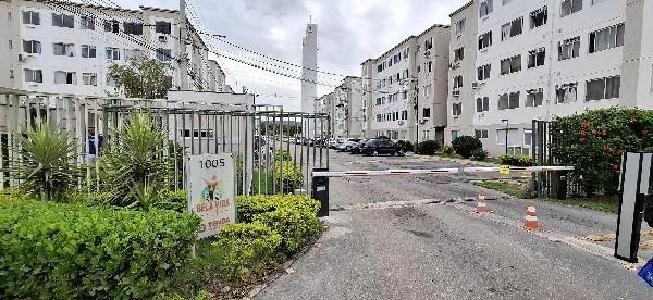 Apartamento branco no Condomínio Residencial Bela Vida III com portaria e área comum visível em dia nublado