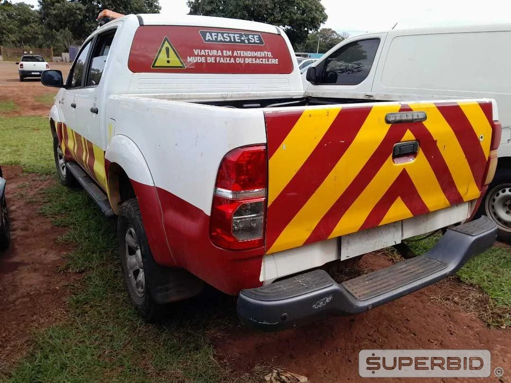Toyota Hilux STD 2014 4x4 em Campo Grande - Mato Grosso do Sul