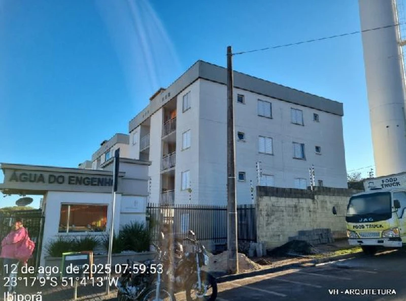 Apartamento branco no Condomínio Residencial Agua Do Engenho com varandas e uma vaga de garagem aparente em área urbana