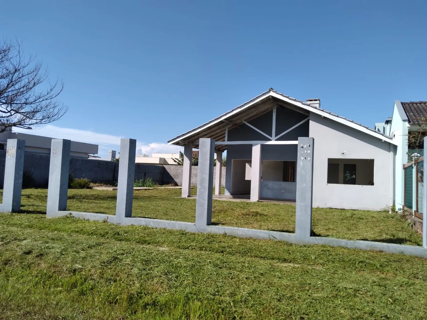 Casa com 2 terrenos e casa inacabada em Arroio do Sal/RS em Arroio Do Sal - Rio Grande do Sul