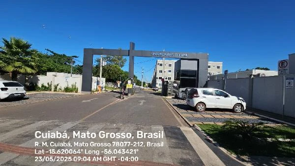 Apartamento branco em condomínio residencial Chapada das Tulipas com portaria e pavimentação visível em dia claro
