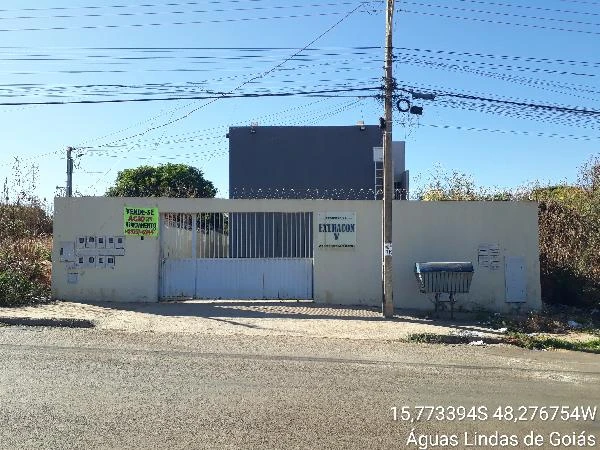 Apartamento no Condomínio Residencial Extracon V com portão branco e muro simples em área urbana