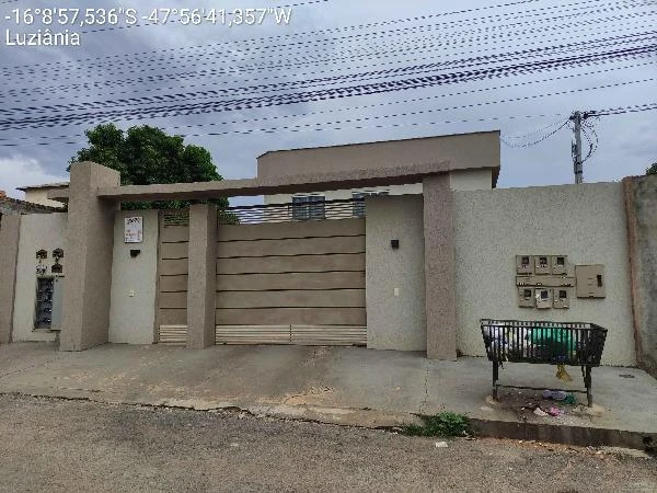 Apartamento com fachada bege e portão automático em condomínio residencial urbano