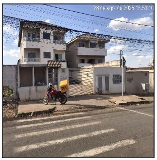 Apartamento com fachada de edifício residencial em condomínio fechado