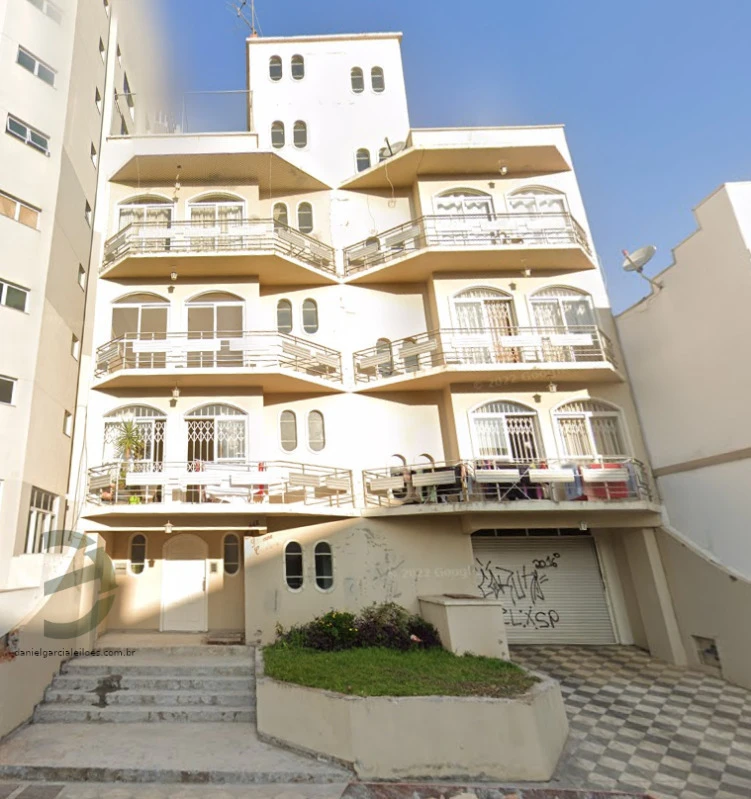 Apartamento bege com sacadas e grades em prédio de quatro andares no Centro de Lages com fachada desgastada e grafite na garagem