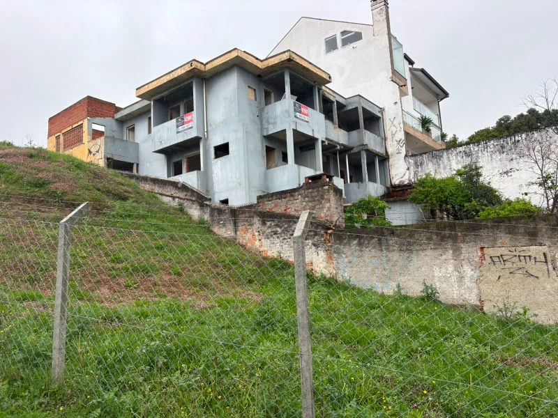 Terreno com estrutura de casa inacabada em Curitiba/PR em Curitiba - Paraná