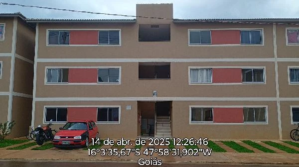 Apartamento bege e rosa de 47m² com janelas de vidro e vaga para carro em condomínio residencial em Goiás