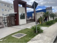 Apartamento em condomínio com entrada e área externa visível