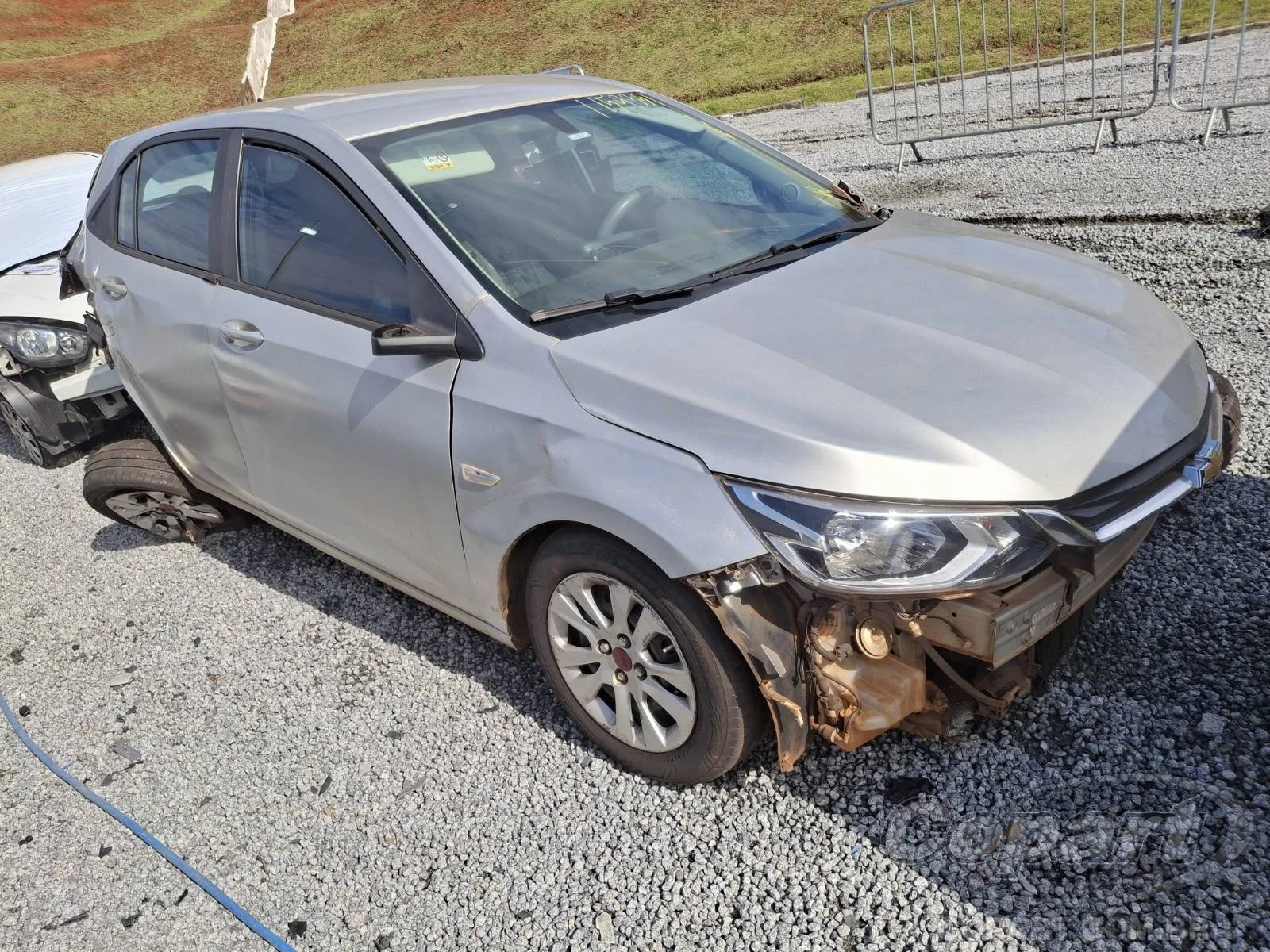 Chevrolet Onix LT 2020 1.0 Automóvel com Dano Frontal em Itaquaquecetuba - São Paulo