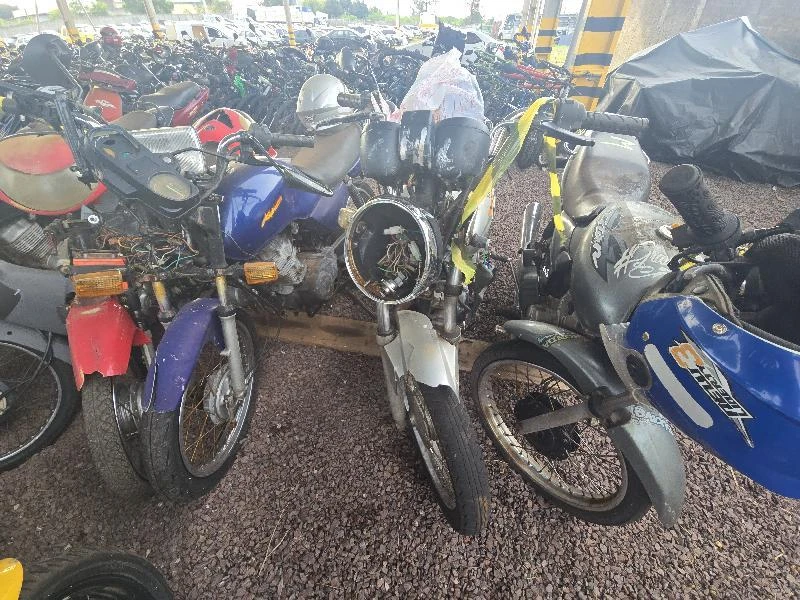 Yamaha YBR 125E 2001 125cc Prata em Toledo - Paraná