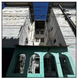 Apartamento residencial com fachada frontal e janelas