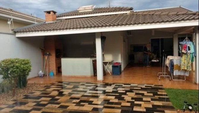 Casa com 1 vaga em Bariri/SP em Bariri - São Paulo