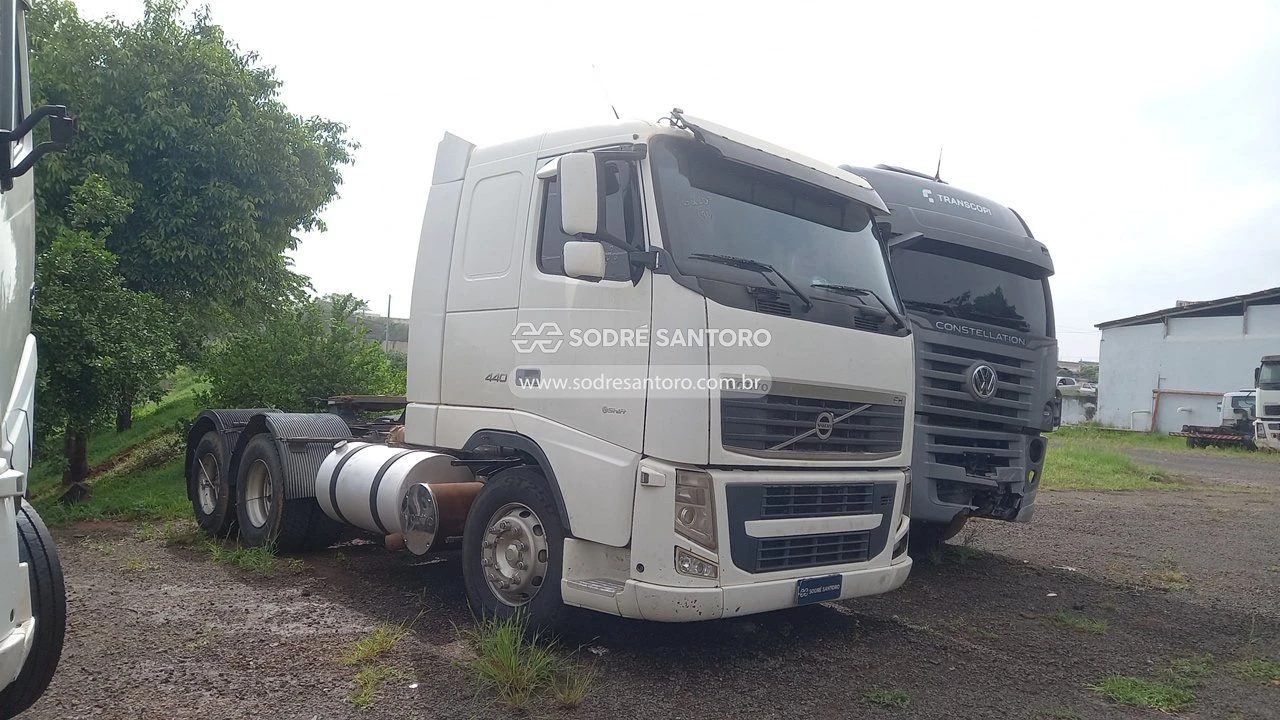 Volvo FH 440 6x2T FH 440 6x2T 2009/2010 Danificado em Bauru - São Paulo