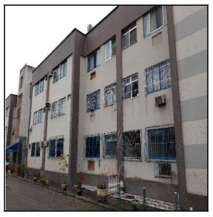 Apartamento em condomínio residencial com fachada simples e janelas