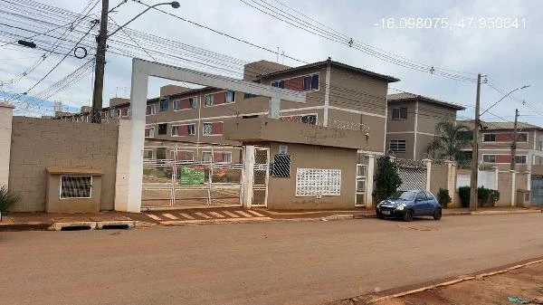Apartamento em condomínio residencial com entrada de acesso