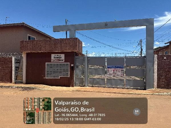 Apartamento em condomínio com portão de acesso e fachada de tom terroso