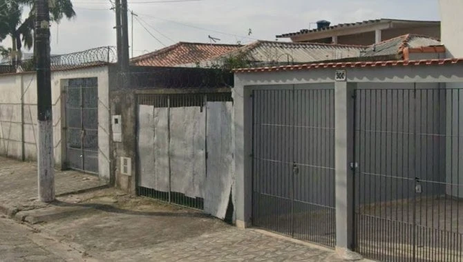 Casa com 115 m² de terreno em Guilhermina, Praia Grande/SP em Praia Grande - São Paulo