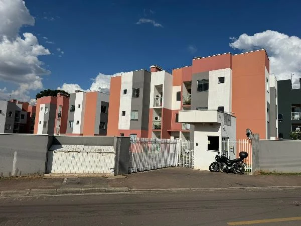 Apartamento bloco residencial com pintura branca e terracota em condomínio fechado com guarita na entrada