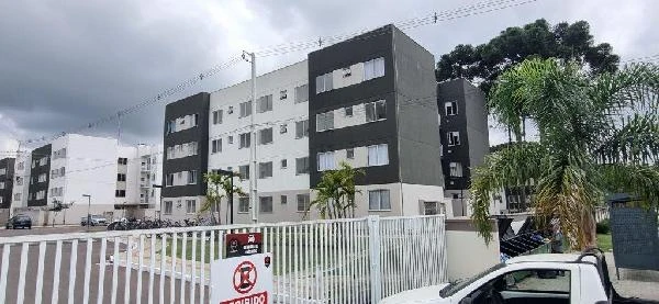 Apartamento em prédio residencial com fachada cinza e área de serviço