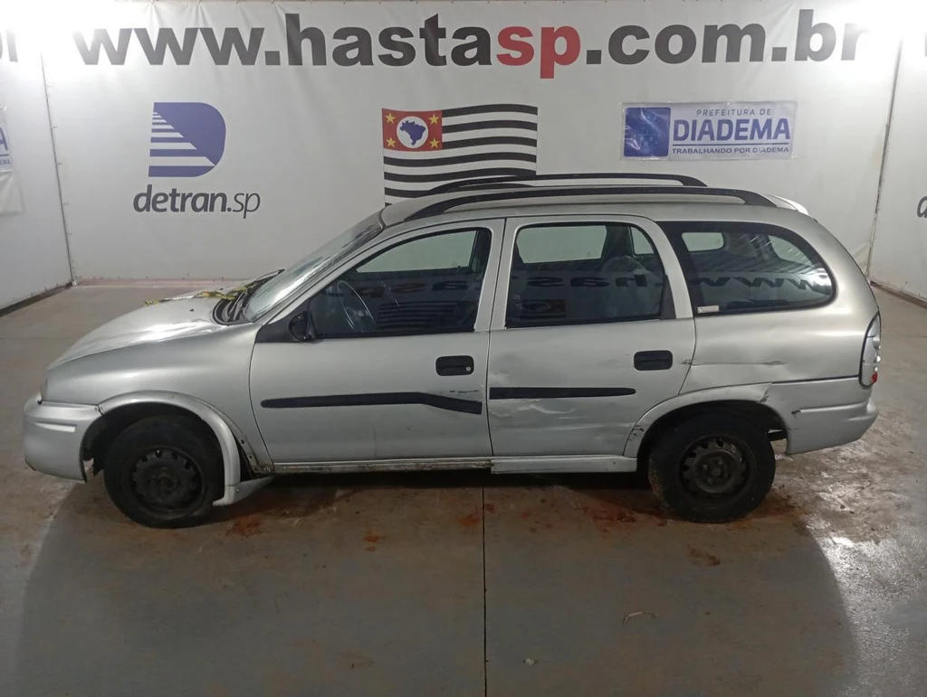 Chevrolet Corsa W 2000/2001 Prata em Casa Branca - São Paulo