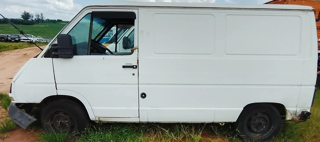 Renault Trafic 1998 Branco em Casa Branca - São Paulo