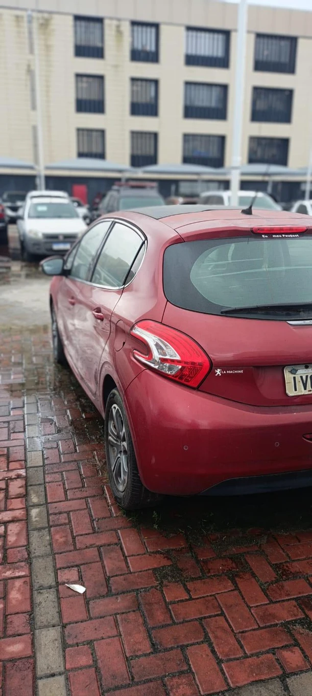 Peugeot 208 Griffe A 2013/2014 em Salvador - Bahia