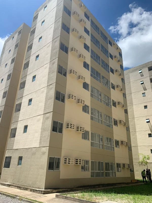 Apartamento em prédio de múltiplos andares com fachadas claras e janelas amplas em área residencial