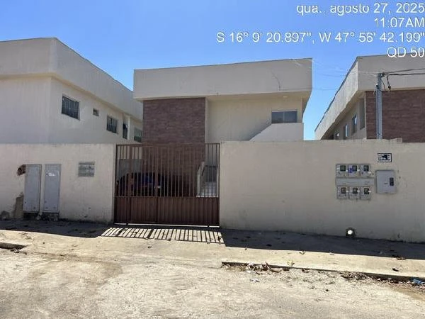Apartamento em condomínio com entrada pela rua em Luziania GO