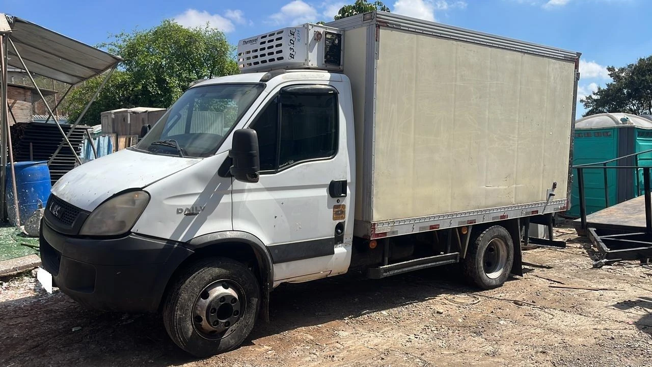 Iveco Daily 70C17HDCS 2013/2014 Branca Baú em São Paulo