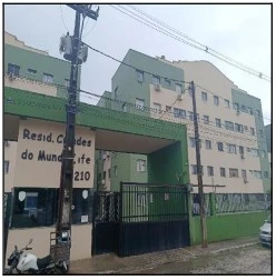 Apartamento verde com 3 quartos em condomínio residencial, fachada com várias janelas e portão de entrada