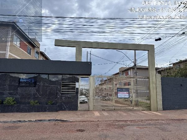 Apartamento de 44 metros em condomínio residencial com portão de entrada e fachada visível em área urbana