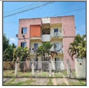 Apartamento em prédio de dois andares com varanda