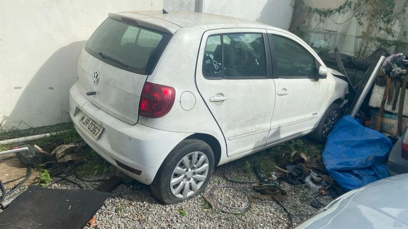 Volkswagen Fox Fox 2013 1.0 GII Branca com Danos Frontais em Tubarão - Santa Catarina