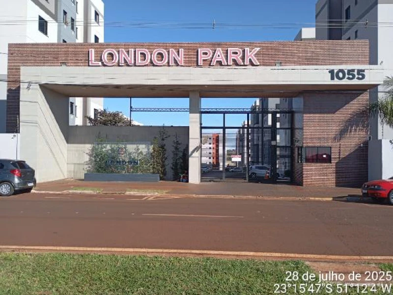 Apartamento em condomínio London Park com fachada de tijolos aparente e portaria com grade metálica no Jardim Maria Celina