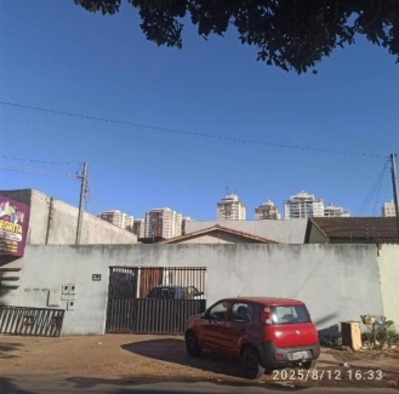 Terreno com Benfeitorias em Goiânia/GO em Goiânia - Goiás