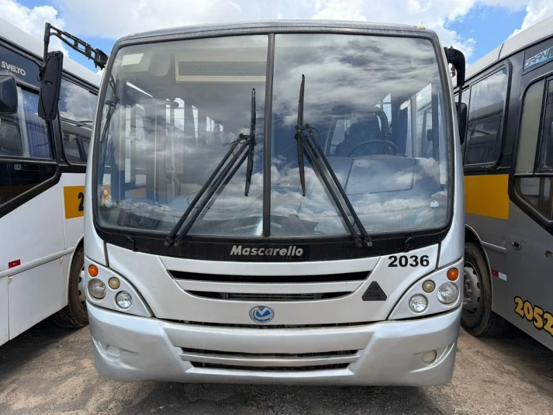 Automóvel ônibus Agrale Mascarello prata 2010 com para-choque dianteiro em bom estado no pátio