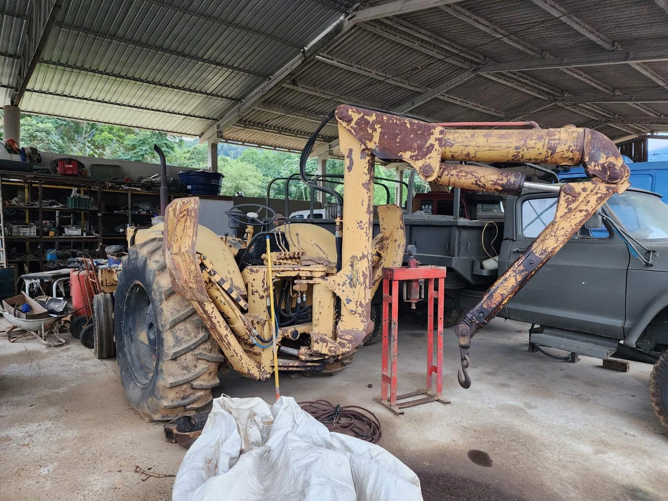 Trator CBT CBT com Munck Diesel em Jaraguá Do Sul - Santa Catarina