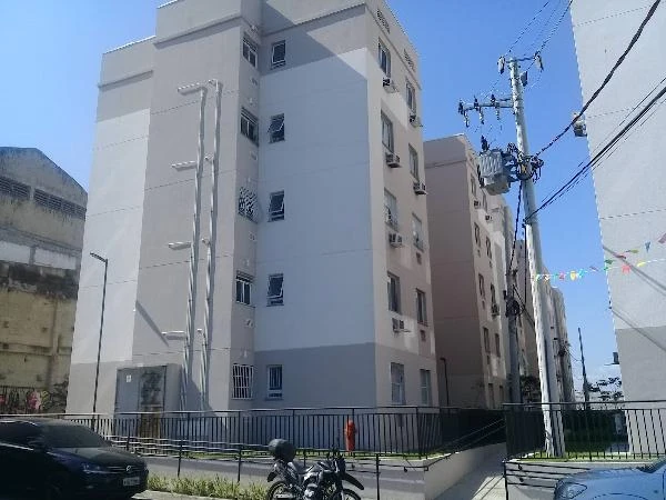 Apartamento branco em condomínio residencial com cinco andares cenário urbano e área cercada