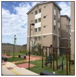 Apartamento bege de 43,95m² em condomínio residencial com área de lazer externa e playground