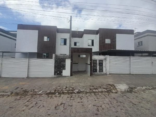 Apartamento térreo com área comum externa e portaria visível no condomínio