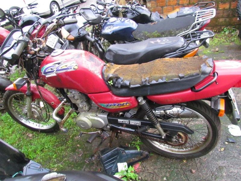 Honda CG 125 Titan 1999/2000 Vermelha em Caxias Do Sul - Rio Grande do Sul
